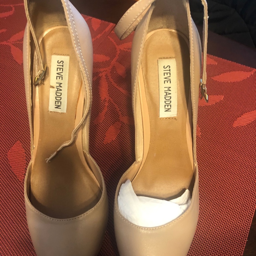 WOMANS NUDE PUMPS